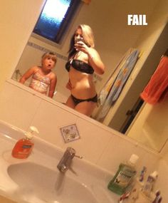 Mom Takes Bikini Selfie in Bathroom Little Girl's Face Priceless - Parenting Fail ---- hilarious jokes funny pictures walmart humor fails Mom Selfies, Funny Baby Images, Justin Bieber Jokes, American Funny Videos, Walmart Funny, Selfie Fail, Funny Selfies, Best Funny Photos, Funny Dresses