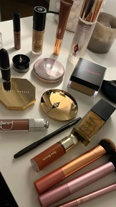 #asthetictumblr #makeup #justgirlythings #tilbury #hudabeauty #skincare Gold Makeup Looks, Makeup Accesories, Asian Eye Makeup