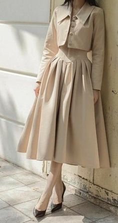 Knee Length Dresses Aesthetic, Academia Dresses Formal, Woven Clothes Style, Minimalist Dark Acadamia, Strong Woman Outfits, Korean Modest Fashion Outfit, Ootd Korean Style Dress, How To Style A Skirt, Victorian Style Outfits