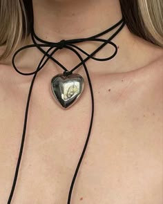 Heart Accessories Aesthetic, Silver Heart Choker, Y2k Heart Necklace, Silver Heart Necklace Outfit, Chockers Ideas, Chockers Diy, Heart Necklace Outfit, Heart Necklace Aesthetic, Chocker Neckless