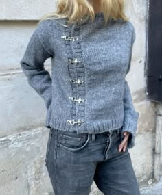 Knitted sweater by @colombineluisa on ig Eclectic Grandpa Fashion, Ruby Lyn Outfits, Grey Cardigan Outfit, Unique Style Outfits, Messy Chic, Simple Clothes, Winter Knitwear, Handmade Sweater, Cardigan Outfit