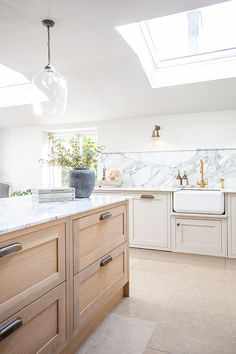 Beige natural stone tiles in a wood kitchen. Limestone Tiles Kitchen, Neutral Tile, Natural Stone Tiles