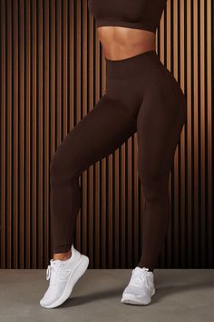 MATERIAL: ﻿53%polyamid, 36% polyester, 10% elastane. FIT: ﻿Tight fit - size up for comfortable fit. DESIGN: ﻿Introducing our Curve Seamless Leggings, designed with a flawless V back design that effortlessly replicates the look of scrunch leggings without any added scrunching required! Made from thick, breathable materi Leggings Seemless, Womens Gym Leggings, Scrunch Leggings, Brown Leggings, Gym Leggings, Seamless Leggings, Back Design, Comfort Fit, Tights