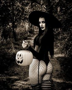 Witch Photos, Dark Beauty Photography, Halloween Photography, Creation Photo, Halloween Photoshoot, Fall Photoshoot, Halloween Photos, Gothic Beauty