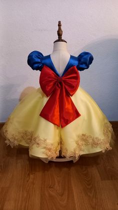 Um vestido maravilhoso,  perfeito em cada detalhe, feito a mão com muito amor Anna Victoria, Snow White Birthday, 4th Birthday Parties, Baby Party, 1st Birthday Girls, Princess Birthday, 7th Birthday, Disney Inspired