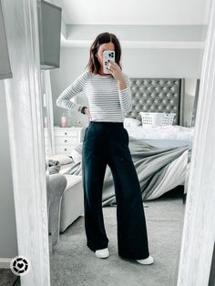 Wide Sweatpants Outfit Winter, Straight Leg Pants Outfit Winter, Sweatpants Wide Leg Outfit, Wide Leg Fleece Pants Outfit, Wide Leg Athleisure Outfits, Styling Wide Leg Sweatpants, Black Wide Leg Joggers Outfit, Wide Leg Sweatpants Outfit For School