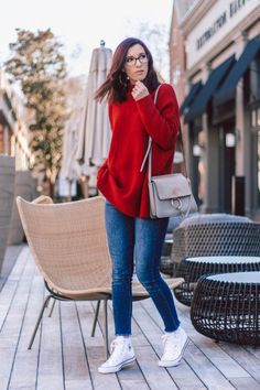 Red Sweater Outfit Winter, Red Blouse Outfit, Rva Richmond Virginia, Casual Outfit Street Style, Style White Sneakers, Winter Pullover Outfits, Style Oversized Sweater, Sweater Outfit Winter