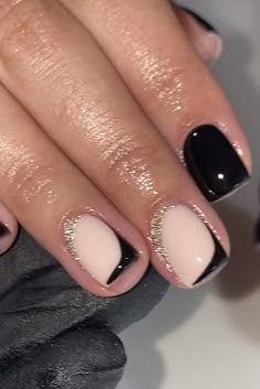 Simplistic Short Nails, Sophisticated Gel Nails, Gel Nails For Black Dress, Nail Accent Ideas, Short Sparkly Nail Designs, Hollywood Glam Nails, Nail Inspo For Black Dress, Winter Nail Ideas Simple Short, Nails For Las Vegas