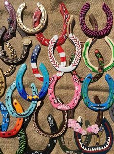 there are many different colored horseshoes on the table