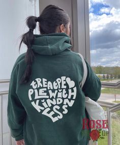 Custom Hoodies Ideas, Harry Styles Hoodie, Sweatshirt Preppy, Vsco Hoodie, Positive Hoodie, Aesthetic Hoodies, Preppy Sweatshirts, Sweatshirt Y2k, Hoodie Quotes