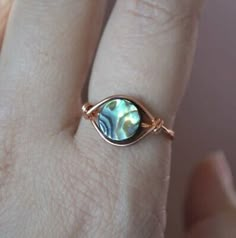 Simple Wire Wrapped Rings, Abalone Shell Crafts, Copper Rings Handmade, Bougie Style, Wire Jewelry Diy Tutorial, Handmade Rings Wire, Jean Jewelry, Copper Wire Ring