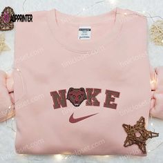 Brown Bears x Nike Embroidered Shirt & NCAA Sports Hoodie: Best Gift Idea for Sports Fans Christmas Sweatshirt Ideas, Nike Cartoon, Nike Inspired, Embroidered Apparel, Sweatshirt Ideas, Maroon Hoodie, Preppy Christmas, Embroidered Shirts, Animal Hoodie