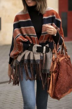 Witte Jeans Outfit, Mode Tips, Ways To Wear A Scarf, How To Wear A Scarf, Scarf Outfit, Mode Boho, Mode Casual, Fashion Hacks Clothes