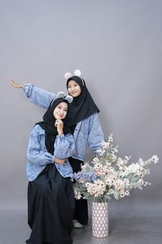 Sisters Photoshoot Poses, Sisters Photoshoot, Photoshoot Poses, Photo Studio, Quick Saves