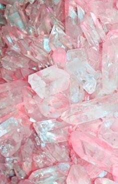 many pink crystals are piled together on top of each other