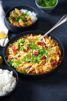 Mexican shredded chicken with salsa verde in bowls with spoon. Chicken With Salsa Verde, Slow Cooked Chicken Breast, Chicken With Salsa, Mexican Shredded Chicken, Chorizo And Eggs, Slow Cooker Dinner Recipes, Tacos Burritos, Tomatillo Salsa