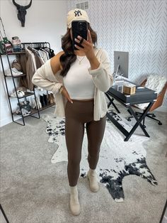 Brown Faux Leather Leggings Outfit, Brown Leather Leggings Outfit, Cropped Tank Top Outfit, Brown Leather Leggings, Brown Leggings Outfit, Winter Outfits Casual Leggings, Leggings Outfit Winter