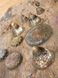 Orgone energy pyramids and then some... Energy Pyramid, Crystal Stone Jewelry, Orgonite Pyramids, Orgone Energy, Event Favors, Crystal Geode, Crystal Therapy, Diy Crystals, Crystal Gems