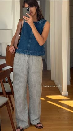 Summer Office Chic, Seattle Summer Outfit, French Summer Style, Linen Palazzo Pants, Bold Clothing, Summer Workwear, Linen Pants Outfit, Mode Crochet, London Summer