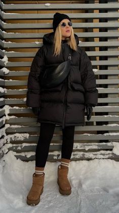 Chunky Boots Winter Outfit, Winter Puffer Coat Outfits, Extreme Cold Outfits, Winter Outfits Cold Freezing Europe, Black Jacket Outfit Winter, Plus Size Snow Outfit, Inuikii Outfit, Black Down Jacket Outfit, Khaki Puffer Jacket Outfit