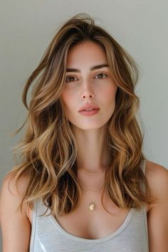 clique no pin e saiba mais Bob Haircut Black Hair, Medium Length Wavy Hair, Rambut Brunette, Side Swept Bangs, Honey Hair, Haircuts Straight Hair, Penteado Cabelo Curto, Hair Stylist Life, Hair Inspiration Color