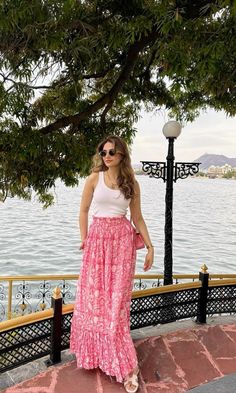 Outfits To Wear In Jodhpur, Poses In Skirt And Top Traditional, Pink Skirt Outfit Indian, What To Wear In Rajasthan Trip, Kolkata Outfits, Udaipur Aesthetic Outfits, Outfit For Jaipur Trip, Rajasthan Aesthetic Outfits, Boho Indian Outfits