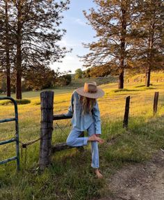 Farm Girl Aesthetic, Mountain Picnic, Photoshoot Country, Love Letter Cami, Farm Clothes, Cowgirl Aesthetic, Western Aesthetic