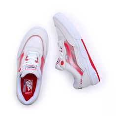 De Vans Wayvee Leather True White/Red zijn de geliefde Wayvee skate schoenen in een nieuwe kleur. Dit pro model van Justin Henry is gemaakt met een gloednieuwe bovenwerkconstructie met versterkte mesh voor maximaal ademend vermogen en flexibiliteit. De Justin Henry Wayvee is voorzien van een Duracap™-neus voor duurzaamheid, is afgewerkt met een LuxLiner™ aan de binnenkant voor een nauwsluitende pasvorm die lang meegaat en is gebouwd op onze revolutionaire Wafflecup™-buitenzool die skaters de cup Long Skate, Us Man, Skate Shoes, Snug Fit, Clothing Items, Skateboard, Tennis, The Incredibles