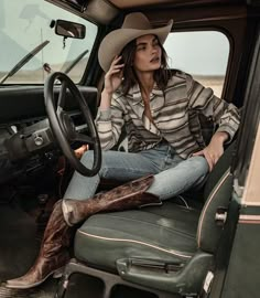 Womens Western Fashion Country, Ranch Photoshoot, Cowboy Photoshoot, Cowgirl Outfit Ideas, Cowboy Women, Western Photo Shoots, Cowgirl Photoshoot, Foto Cowgirl, Cowgirl Photo