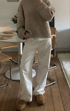 White Pants Outfit Winter, Beige Jeans Outfit, White Jeans Outfit Winter, Beige Sweater Outfit, Outfits Ideas Winter, White Pants Winter, Ugg Outfits, White Jeans Winter, Winter Outfits Cute