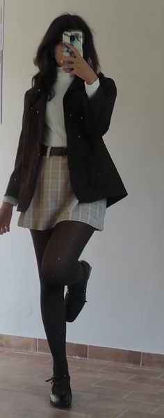 Dark Academia Inspo Outfit, Early Twenties Outfits, Acadimea Outfit, Dark Academia Hourglass Outfit, Meg Inspired Outfits, Winter Outfits Academia, 90s Academia Outfits, Old Academia Aesthetic Outfit, Academic Validation Outfit