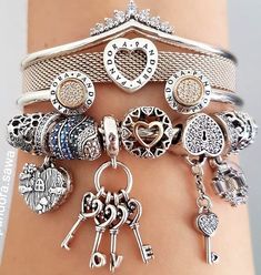 Pandora Bracelet Designs, Chic Necklace, Bangle Bracelet Set, Jewelry Fashion Trends, Pandora Charm, Pandora Bracelets, Pandora Bracelet, Pendant Earrings, Pandora Charms