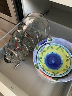 there are many dishes in the dishwasher