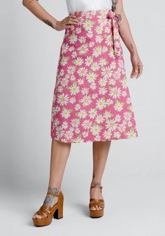 Inspired by vintage spring florals, this pink wrap skirt from Aussie brand Princess Highway features an abundant burst of white daisies. Made from a soft linen-cotton weave, this retro-chic midi skirt boasts a high-rise waistline with adjustable tie-belt closure at the hip, and a stylish mid-length A-line silhouette.PLEASE NOTE: AUS brands have their own sizing. Please check the sizing chart carefully to ensure your perfect fit!45% Cotton, 55% Linen.Machine wash.Fabric does not provide stretch.Wrap side-tie closure.Imported Pink Wrap Skirt, Vintage Style Swimwear, Outfits 60s, 60s Mod Fashion, Trendy Bridesmaids, Shades Of Ivory, Casual Dresses Plus Size, Shade Of Yellow, Outfits 70s