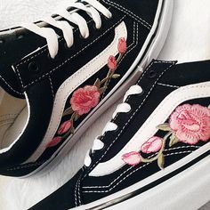 Rose Buds Pink/Blk Unisex Custom Rose Embroidered-Patch Vans Vans Vintage, Cute Vans, Sneaker Outfits, Basket Style, Vans Converse, Sneakers Vans, Black And White Shoes, Custom Vans, How To Make Shoes