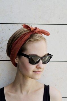 Cómo dejar crecer el pixie, una historia sobre la fuerza de voluntad. / Get Glam Or Die Trying Ways To Wear Bandanas, How To Wear Headbands, Cheveux Oranges, Ray Ban Wayfarer, Ray Ban Aviator, Retro Hairstyles, Headband Hairstyles