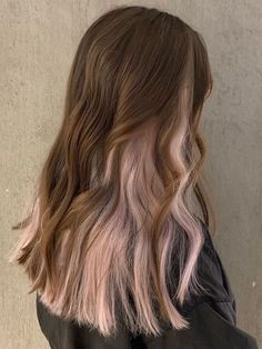 long brown hair with pink underneath Two Tone Hairstyle, Brown And Pink Hair, Under Hair Color, Two Color Hair, Hidden Hair Color, Two Tone Hair, Two Toned Hair, Light Pink Hair, Korean Hair Color