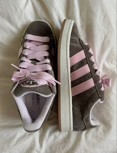 adidas campus rosa braun Woman’s Sneaker Outfits, Outfits With Addis Shoes, Campus 00, Adidas Campus 00s, Adidas Shoes Women, Cute Sneakers