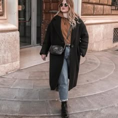 Zara Black Oversized One Button Wool Blend Midi Coat Parisian Style Rainy Day, Zara Black Coat, Wool Overcoat Women, Oversized Coat Outfit Winter, Black Pea Coat Outfit, Black Trench Coat Outfit Winter, Long Black Leather Jacket Outfit, Black Coat Outfits For Women, Boyfriend Jeans Outfit Fall