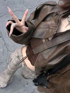 Vibrant mashup of international styles. Y2k Fashion Leather Jacket, Y2k Winter Outfits Aesthetic, Grunge Style Winter, Grunge Fashion Winter, Acubi Club, Y2k Winter Outfits, Chinese Douyin, Girl Rockstar, Korean Fashion Grunge