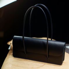 紺の耳つき手さげカバンをつくる（本体組み上げ） | kumosha Bag Shapes, White Balance, Picnic Bag, Designer Belt, Belt Design, Hermes Bags, Leather Diy, Passion For Fashion