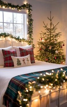 Guest Bedroom Christmas Decorating Ideas, Farmhouse Christmas Bedroom Ideas, Christmas Bedrooms Decor, Christmas Decor Ideas For Bedroom Farmhouse, Traditional Christmas Bedroom, Christmas Decor Ideas Bedroom Cozy, Christmas Tree In Bedroom Ideas, Christmas Master Bed Decor, Cozy Christmas Decor Bedroom