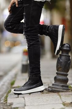 Production :Collection : Fall Wınter Production : Leon Snap Detailed Black Ankle Bootscolor : Black Material content: % 100 eva soleAvailable size: 39-40-41-42-43-44- -45 Leather High-top Sneakers For Winter Streetwear, Casual High-top Moto Boots With Padded Ankle, Casual High-top Sneakers With Textured Sole For Winter, Casual Winter High-top Sneakers With Textured Sole, Winter Casual High-top Sneaker Ankle Boots, Casual Winter Ankle Boot Sneakers, Black High-top Lace-up Boots With Padded Ankle, Casual High Ankle Moto Boots With Padded Ankle, Winter Streetwear Sneakers With Textured Sole