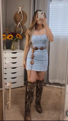 Rancho Fits, Outfit Vaquera, Rancho Outfits, Vaquera Outfits, Carin Leon, Mexican Style Dresses, Cowgirl Outfits For Women, Cute Cowgirl Boots, Western Girl Outfits