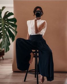 Shooting Outfits For Women, Casual Gala Outfit, Black Top Outfit Aesthetic, Black And White Outfit Ideas, Self Portraits, Foto Tips, Neue Outfits, Olivia Palermo