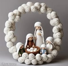 the nativity scene is made out of yarn and knitted balls, which are arranged in a circle