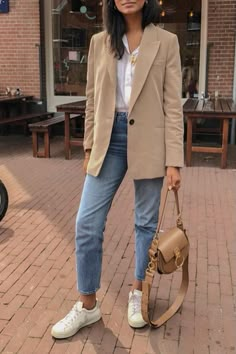 Beige Blazer Outfits Women, Beige Blazer Outfit, Blazer Outfits Women, Blazer Outfits Casual, Looks Jeans, Chic Business Casual, Mode Tips, Blazer Outfits For Women, Beige Outfit