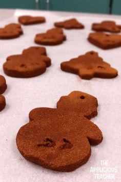 there are many cookies shaped like teddy bears