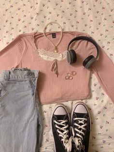 Pink brandy Melville top with black grey headphones Wirkens pretty planet necklace pearl and white lace top. Black converse blue denim jeans Outfit Ideas For School Casual, Hm Outfits, Downtown Outfits, Look Retro, Aesthetic Fits, Pink Outfits, Pink Outfit