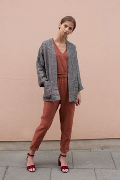 "This kimono style inspired women's blazer/cardigan is double washed to create a soft and comfortable feel and look. It can be worn with a skirt as a more business look or with jeans to create a casual look. You can wear it with a cotton tape belt for a more feminine look. As it is made from 100% linen, even allergic or people with sensitive skin can wear it. Also, it is great for warm summer evenings, as it is breathable material. ABOUT US LINEN ID was born from desire to embrace things that ac Fall Kimono With Pockets And Relaxed Fit, Kimono Blazer, Linen Jackets Women, Kimono Collar, Blazer Linen, Oversize Jacket, Linen Kimono, Linen Cardigan, Cardigan With Pockets